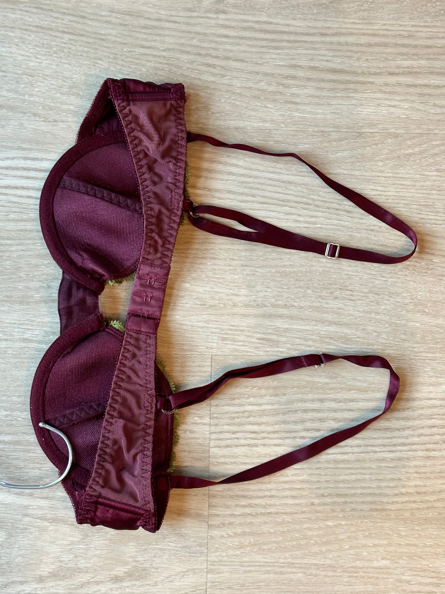 Vintage Jacalyn Bennett for Fredericks of Hollywood 2 piece green and burgundy lace set!!!π§ββοΈ