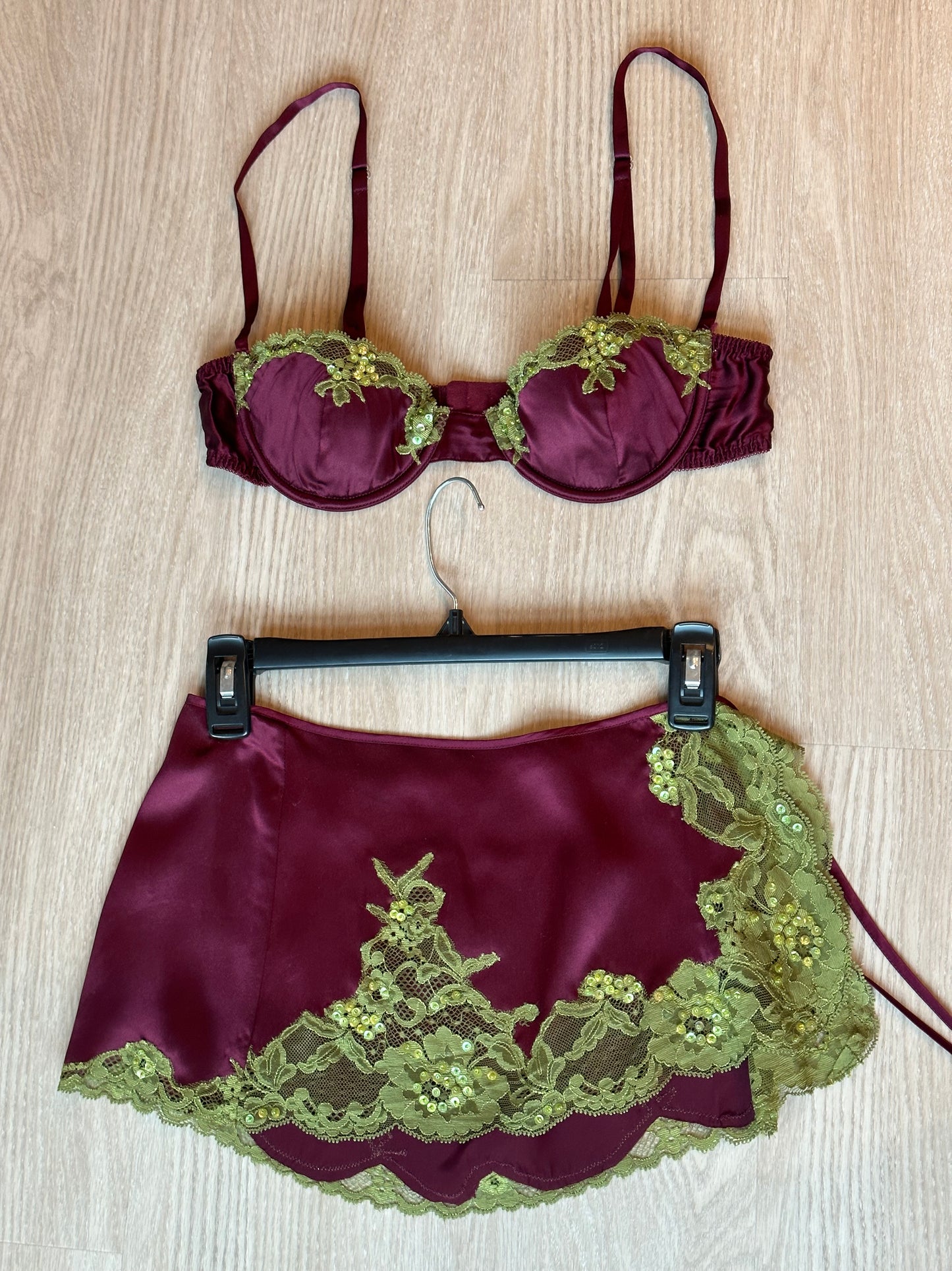 Vintage Jacalyn Bennett for Fredericks of Hollywood 2 piece green and burgundy lace set!!!🧚‍♀️