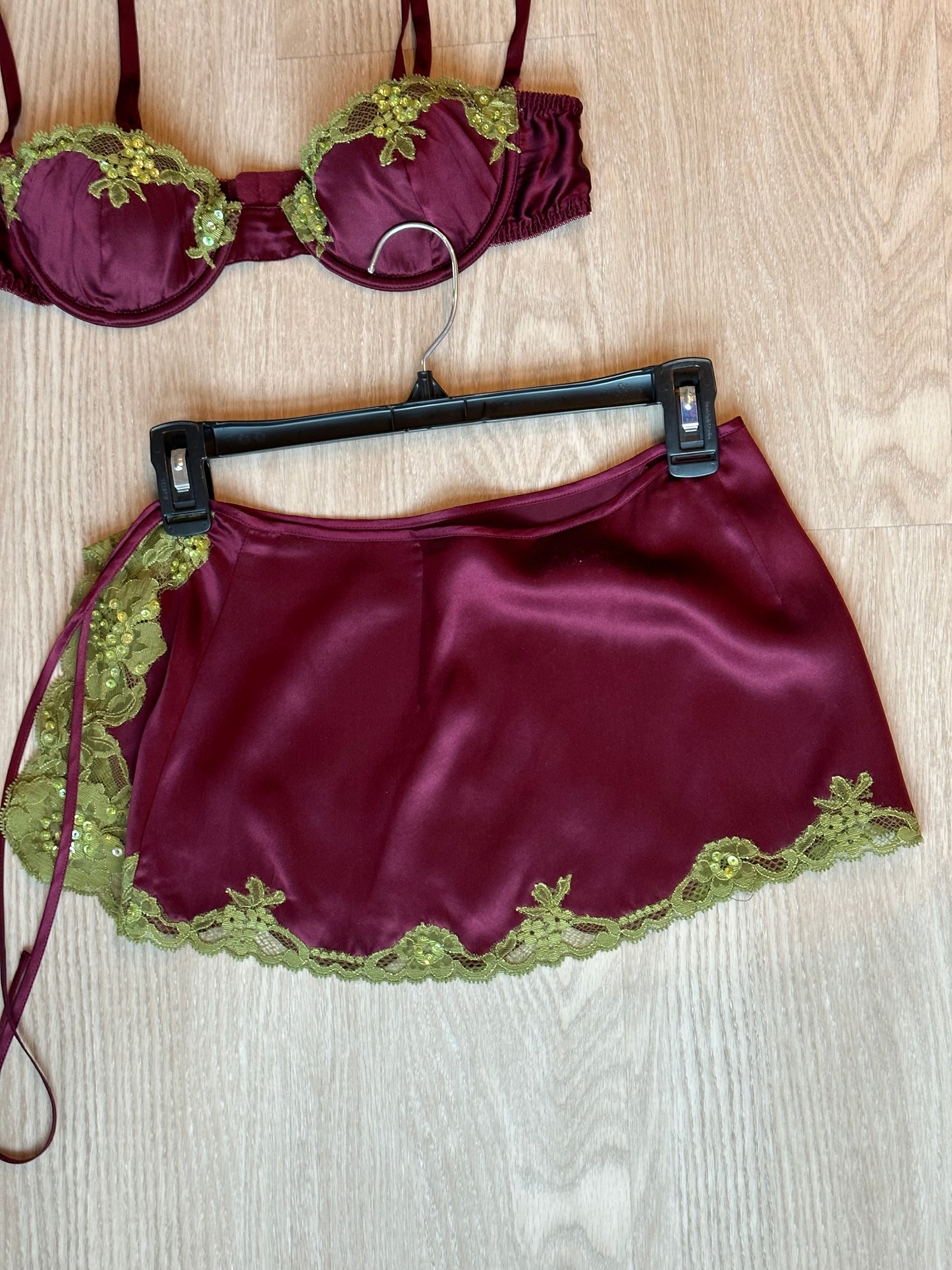 Vintage Jacalyn Bennett for Fredericks of Hollywood 2 piece green and burgundy lace set!!!🧚‍♀️