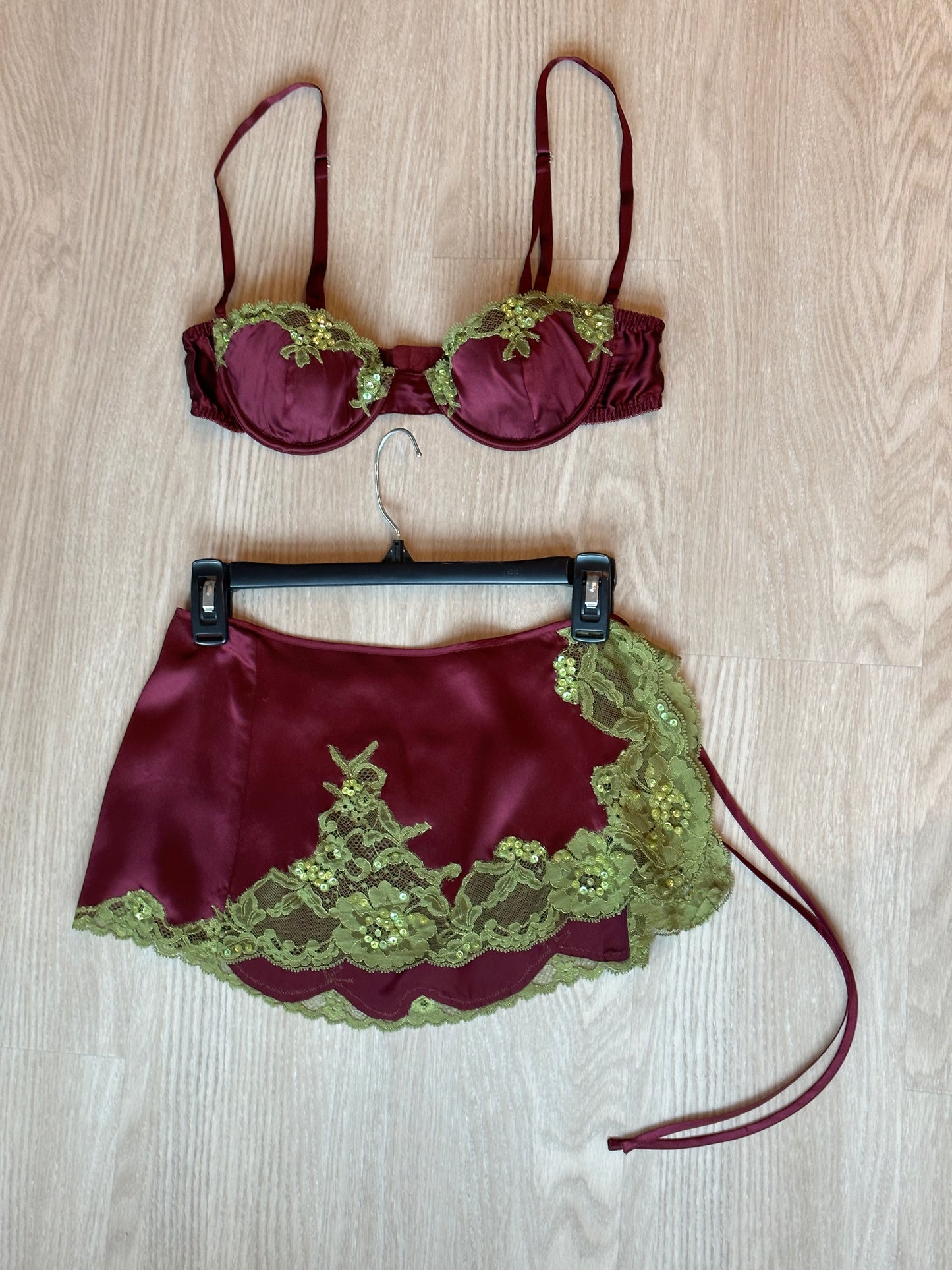 Vintage Jacalyn Bennett for Fredericks of Hollywood 2 piece green and burgundy lace set!!!🧚‍♀️